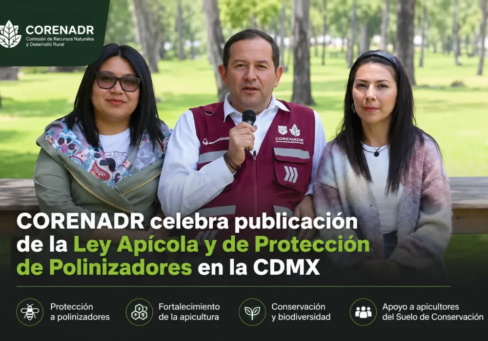 Humberto Adán Peña Fuentes, acompañado por integrantes de CORENADR, presenta la publicación de la Ley para el Fomento Apícola y la Conservación de Polinizadores de la Ciudad de México.